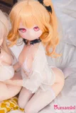 羊角社doll 141cm AAカップ ビニール製ヘッド+S-TPE製ボディ アニメ系ラブドール ソファーに座ってる可愛い美少女ドール