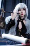 妖艶な白髪ショートのドール ファーコートとチャイナのドール