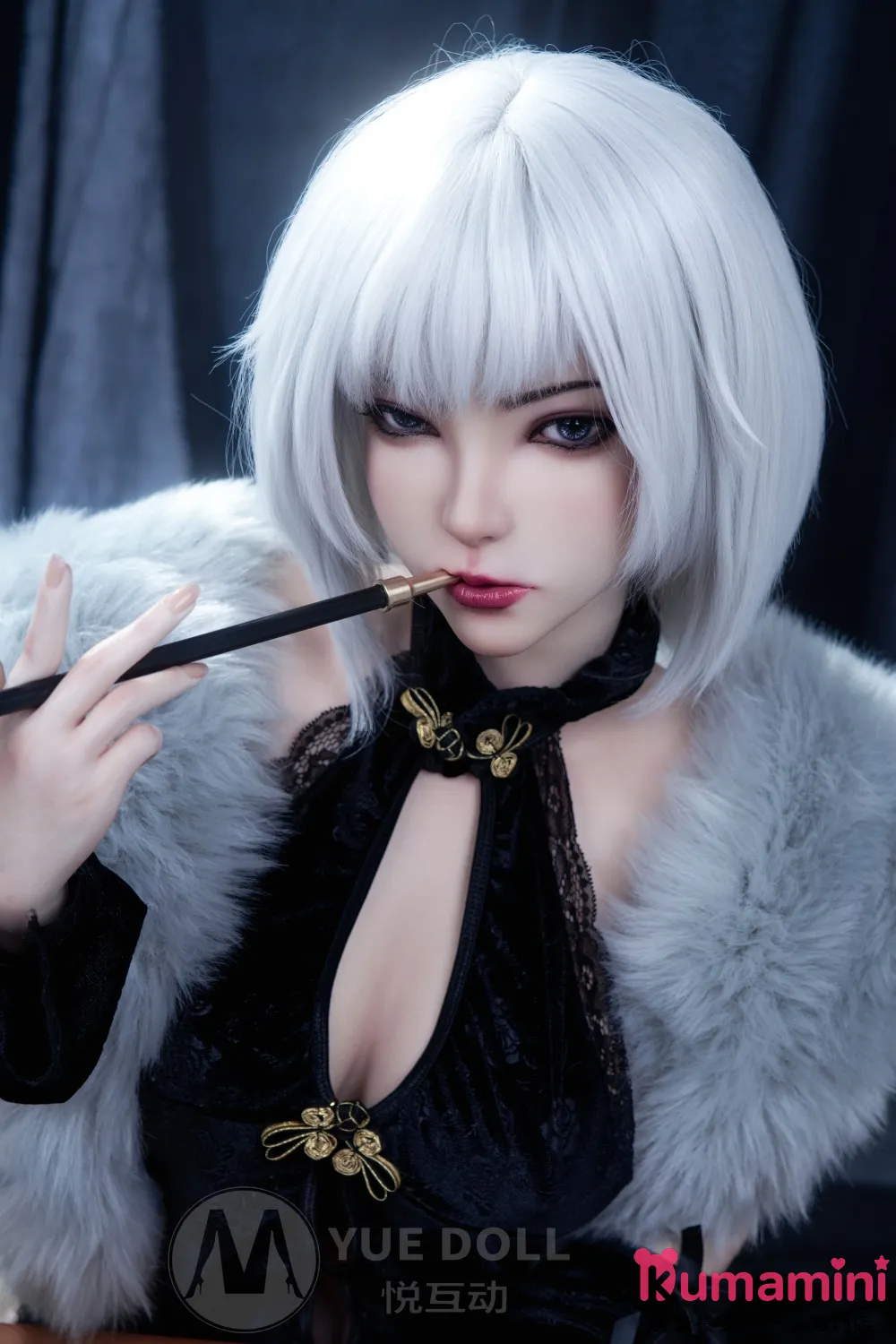 YUEdoll A5菲伊ヘッド 140cmEカップ 白銀ショート×妖艶アイメイクの高級リアルラブドール 黒チャイナ×ファーコートの高級スタイル