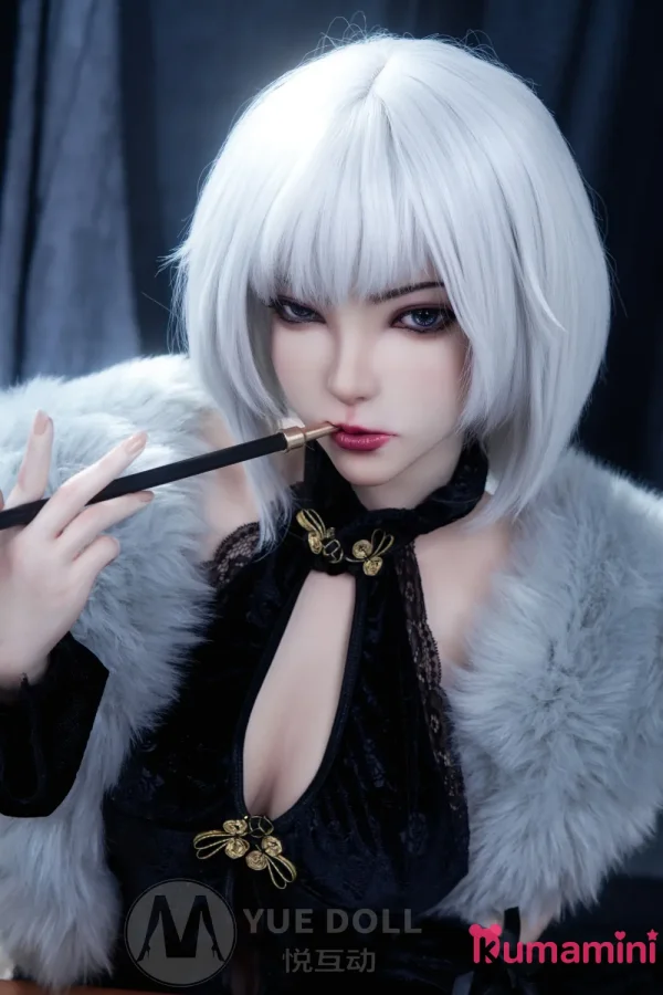 YUEdoll A5菲伊ヘッド 140cmEカップ 白銀ショート×妖艶アイメイクの高級リアルラブドール 黒チャイナ×ファーコートの高級スタイル