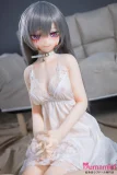 微笑むアニメスタイルドール かわいいグレー髪ドール