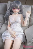 グレー髪の萌え系ラブドール ソファに座るアニメ風フェイスドール