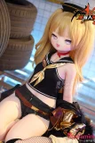 黒と金の衣装を着たドール ツインテール金髪ドール