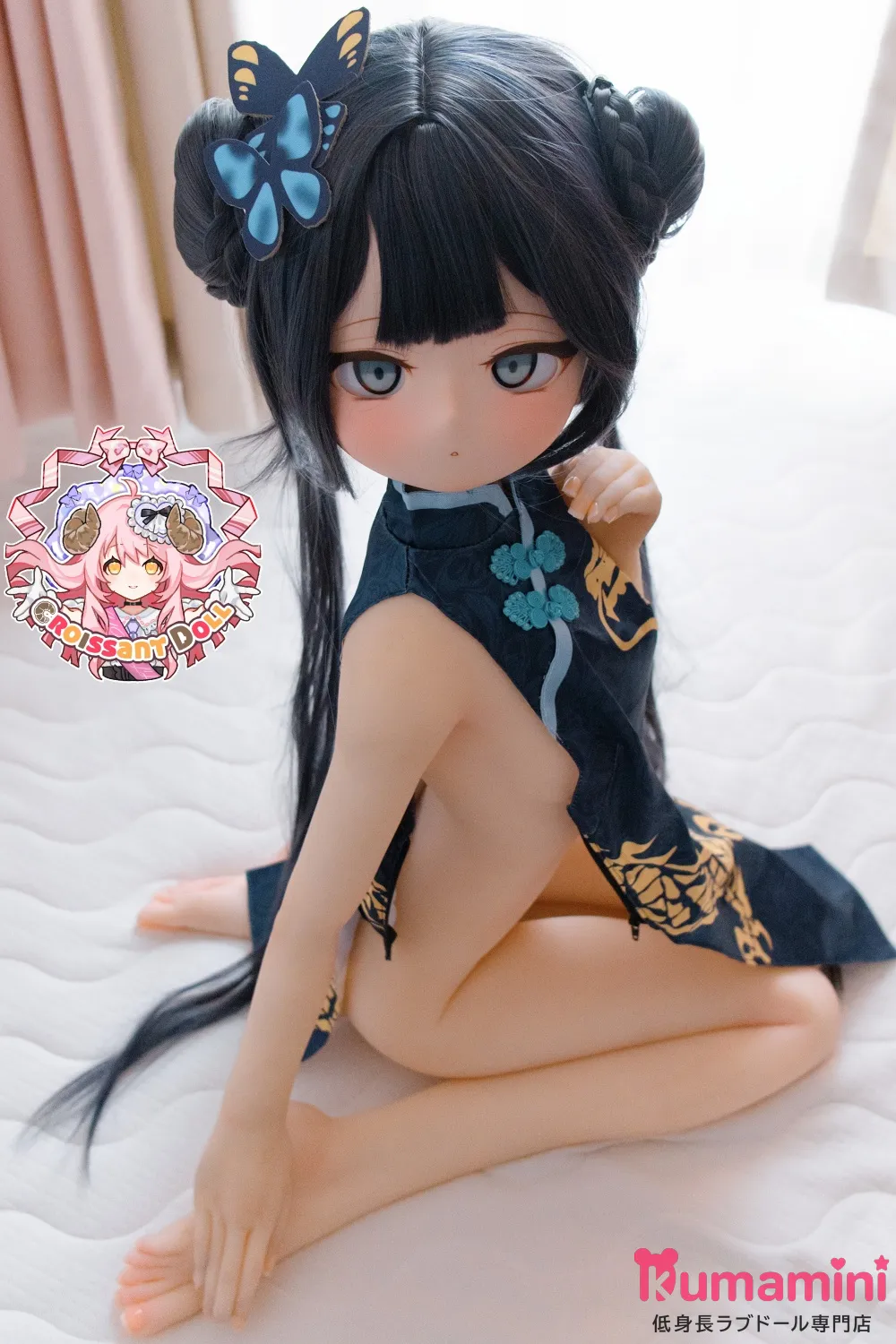 羊角社Croissant Doll #B06ヘッド 141cm AAカップ 妃咲Kisaki チャイナドレス風ロリ系ラブドール 宣材写真のは手描きメイク ビニール製ヘッド+S-TPE製ボディ