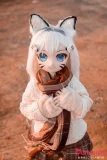 秋冬コーデの可愛いラブドール 白髪ストレートロングの二次元風ドール