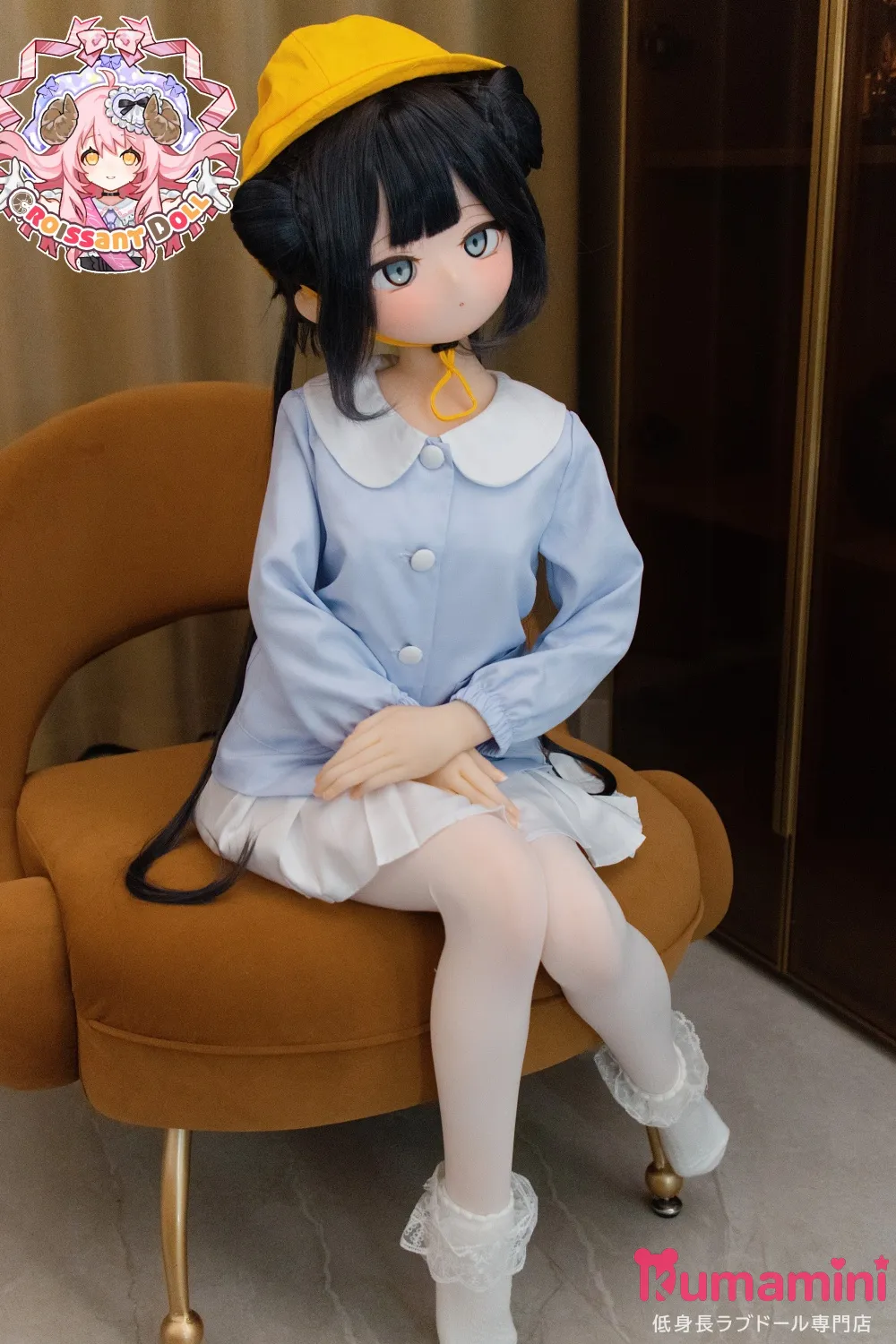 羊角社doll 141cm AAカップ ビニール製ヘッド+S-TPE製ボディ アニメ系ラブドール 黒髪ツイン団子ヘアラブドール 幼稚園コス 宣材写真は手描きメイク