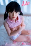 美少女ラブドール ピンクトップス 小柄ボディ 貧乳 胸隠しポーズ