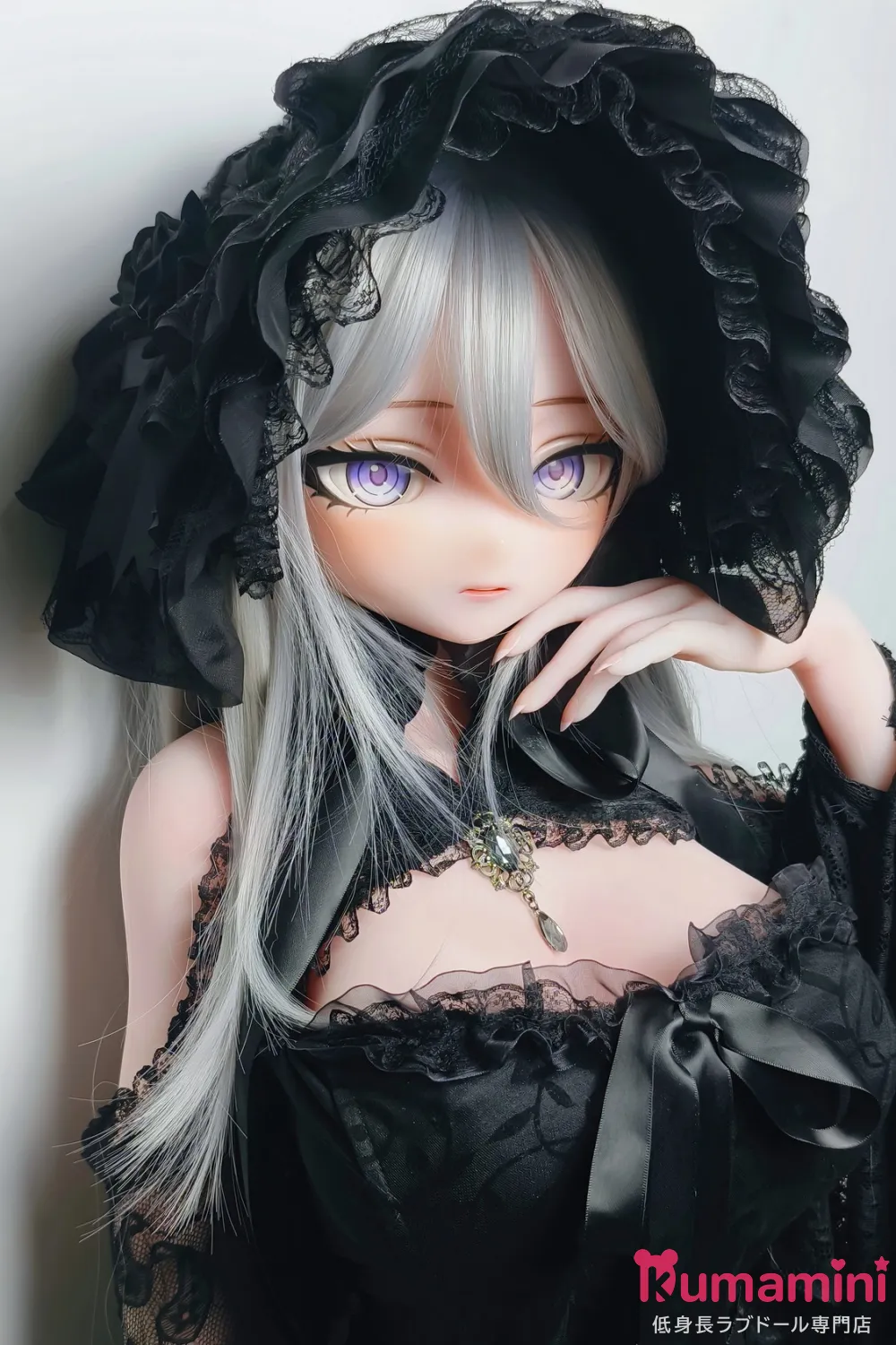 Elsa Babe 140cm M RAD039 黑田梨奈Kuroda Rina 白髪ロング 黒のレースドレス姿 紫の瞳 魔女風美少女ラブドール 宣材写真は140cm-M