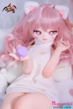MOZU 愛莉 ホワイトニットコーデ 手にものを持つ姿 萌え系ラブドール ハート型の瞳 座りポーズ