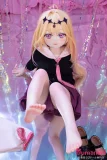 路路可 金髪 パープルアイ 座りポーズ 生足アピール 色気ある美少女 可愛いラブドール