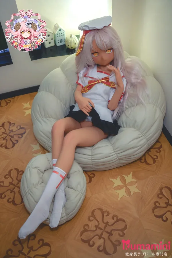 羊角社Croissant Doll 141cm AAカップ 日烧 白髪 アニメ風 小麦色肌のアニメラブドール 宣材写真のは手描きメイク ビニール製ヘッド+S-TPE製ボディ