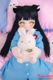 ウサギの縫いぐるみを持つリアルラブドール 寝姿美少女