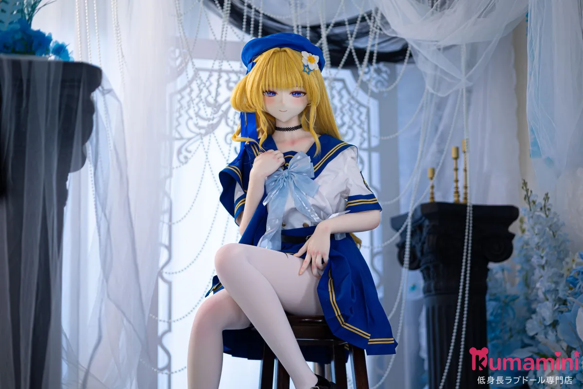 椅子に座る姿のダッチワイフ セーラー風美少女 美脚アピール