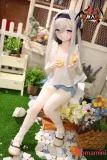 お菓子を持つラブドール 夏スタイル 日常の美少女