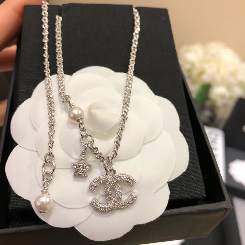 Women's Fashion Classic Pendant Necklace Versatile Accessory